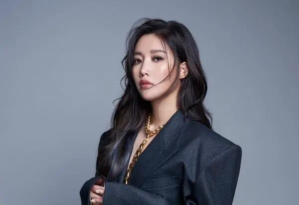 A-Lin饭店唱歌被隔壁房客投诉的画面