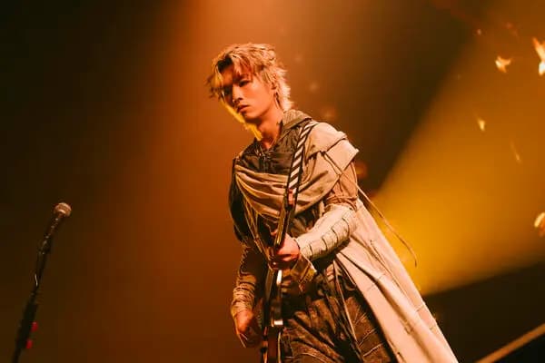 吉他手利惟庸刚参与蔡依林大巨蛋演唱会,现以福梦乐团成员身分亮相《我活著》演唱会