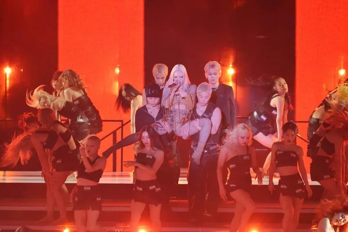 嘻哈歌手恰米娜首次登NHK红白歌合战,肉色舞台装引发争议