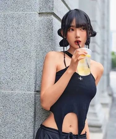 网红七七的IG美照,曾被封AI女神,网传是美籍华裔白富美却遭人设质疑