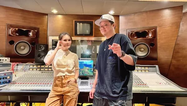 周蕙与制作人icyball冰球乐团主唱王的合作合影,由群石国际提供