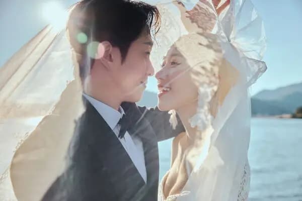 陈汉典与LULU亲密依偎的富士山婚纱照