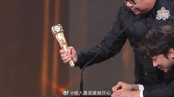 林盛斌断裂成两半的TVB最佳男主持奖座