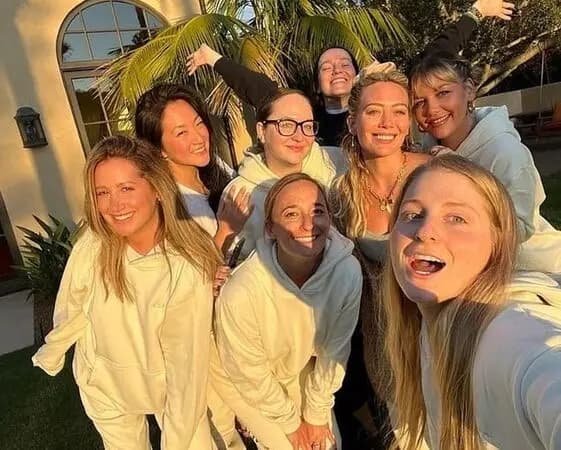 艾希莉(左一)曾是希拉蕊朵芙(右二)創立的明星媽媽群成員