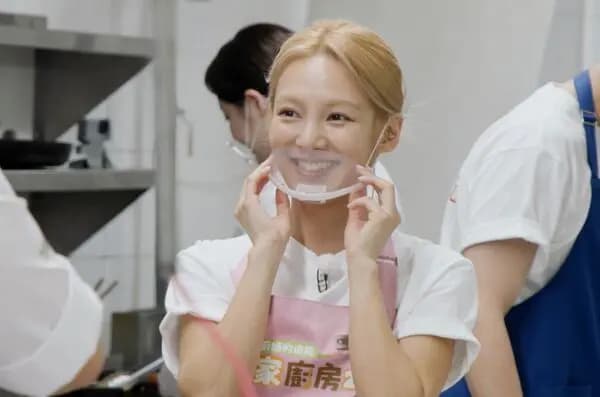 少女时代孝渊在《厨师的迫降:客家厨房2》中与队友讨论料理的画面