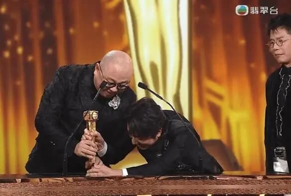 林盛斌在TVB颁奖礼上激动敲断奖座的瞬间