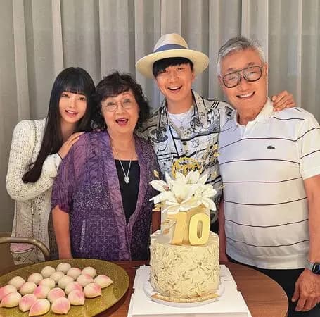 林俊杰晒出母亲生日合照,女友七七出镜,恋情已获林俊杰父母认可