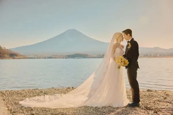 陈汉典与LULU在富士山前的甜蜜婚纱合影