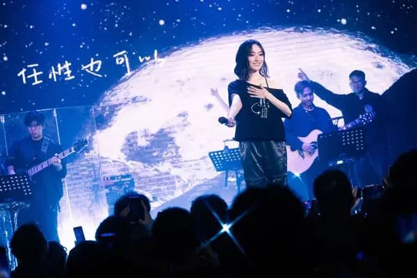 阎奕格创立格声娱乐,升格当老板的工作照片